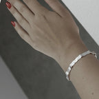 Alaya Manschettenarmband mit kleinen Wellen. Versilberung. Dänisches Kopenhagen
